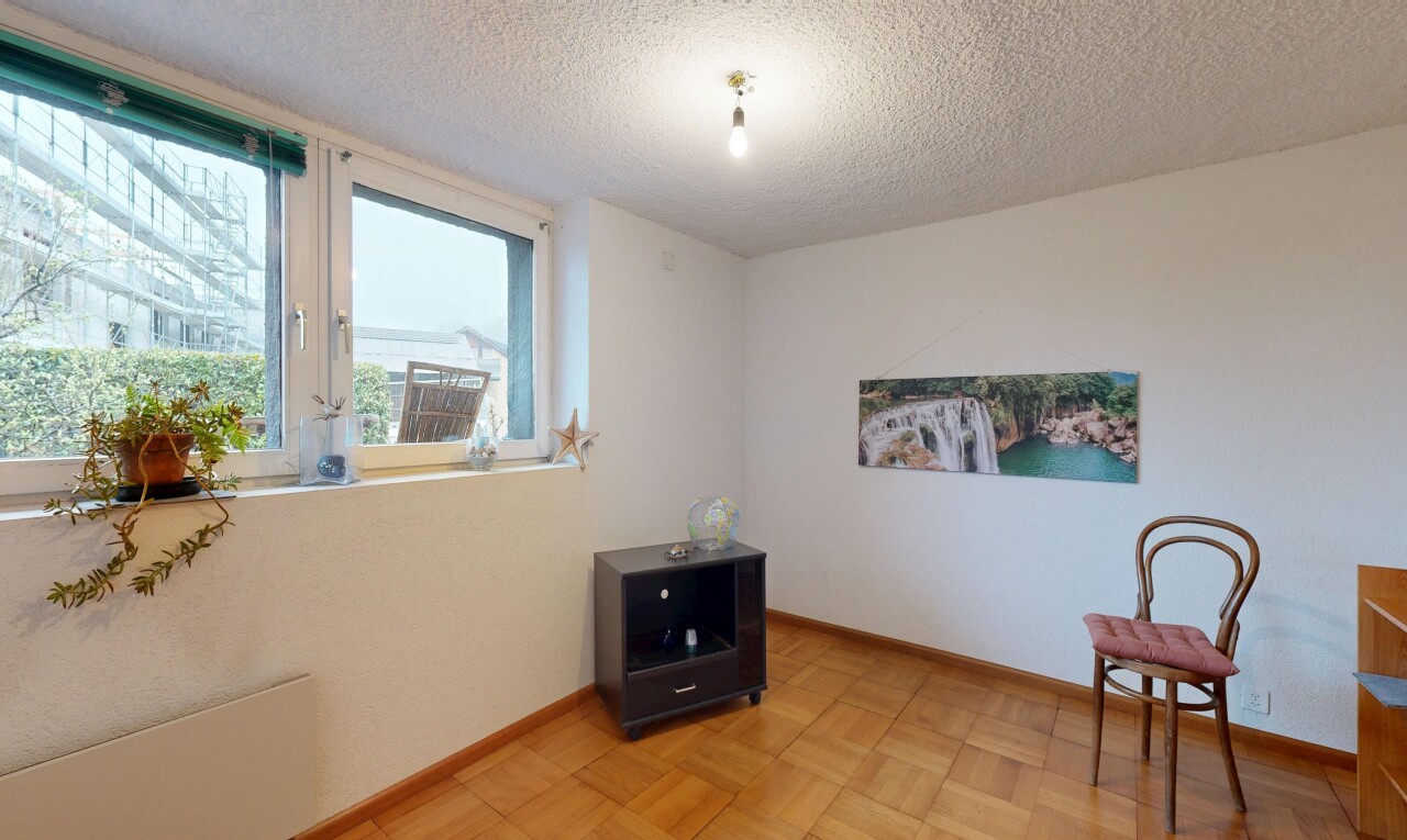 zimmer / schlafzimmer mit parquet floor, inside property, wood finish floor, holzfußboden, und baseboards wall