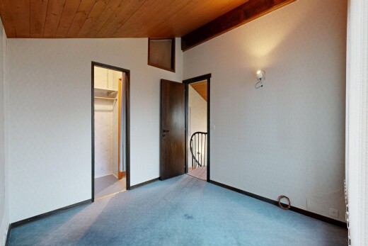 leerer raum mit dachschräge, vaulted ceiling, holzdecke, wood ceiling, und teppich