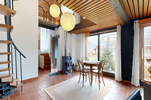 esszimmer mit inside property, natürliches licht, natural light, holzofen, und sockelleisten