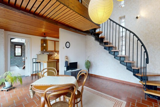 treppe mit treppen, fernseher, sockelleisten, baseboards wall, und natürliches licht