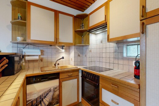 küche mit offene regale, open shelves, fliesenarbeitsplatten, tile countertops, und light countertops