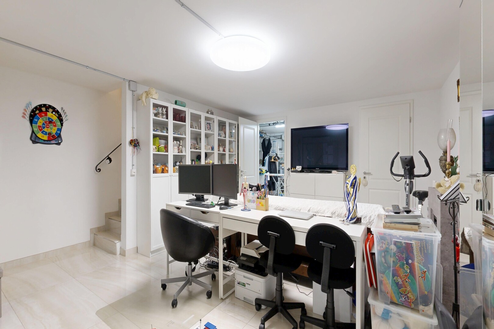 büro mit drywall, gipskartonwand, bürobereich, fernseher, und inside property