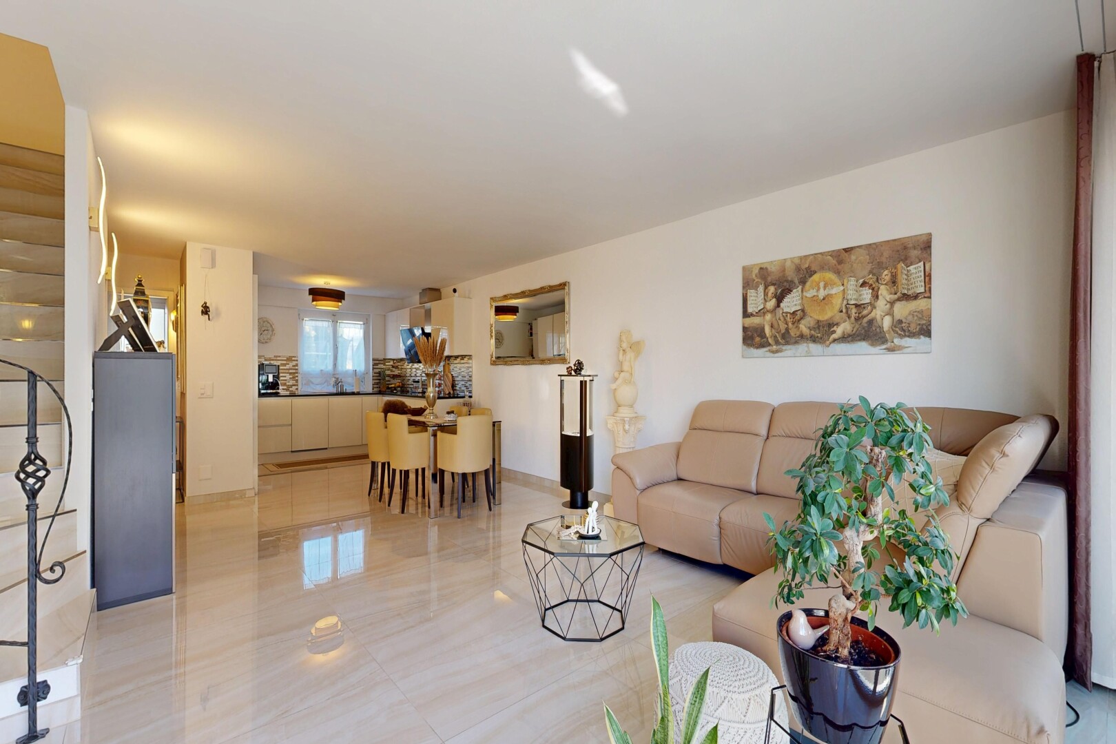 wohn- / esszimmer mit inside property, treppen, drywall, gipskartonwand, und natural light