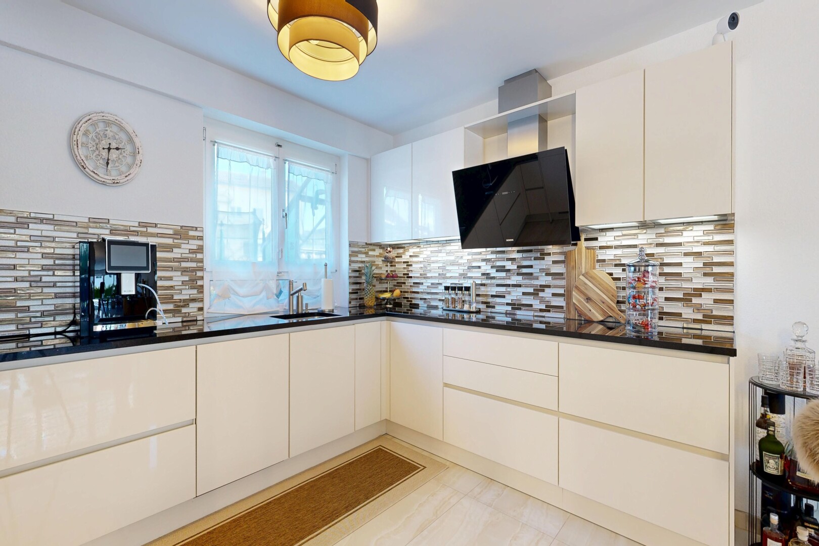 küche mit dark countertops, schränke mit flachen paneelen, flat panel cabinets, weiße schränke, und white cabinets