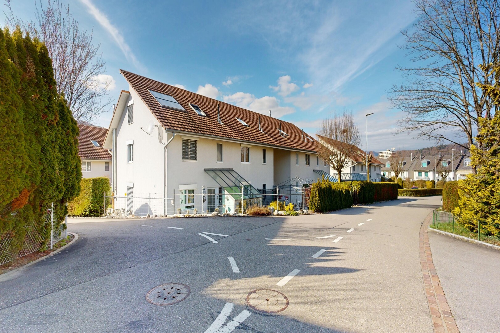 außenansicht mit zaun, day time, wohngebietblick, residential view, und stuckverkleidung