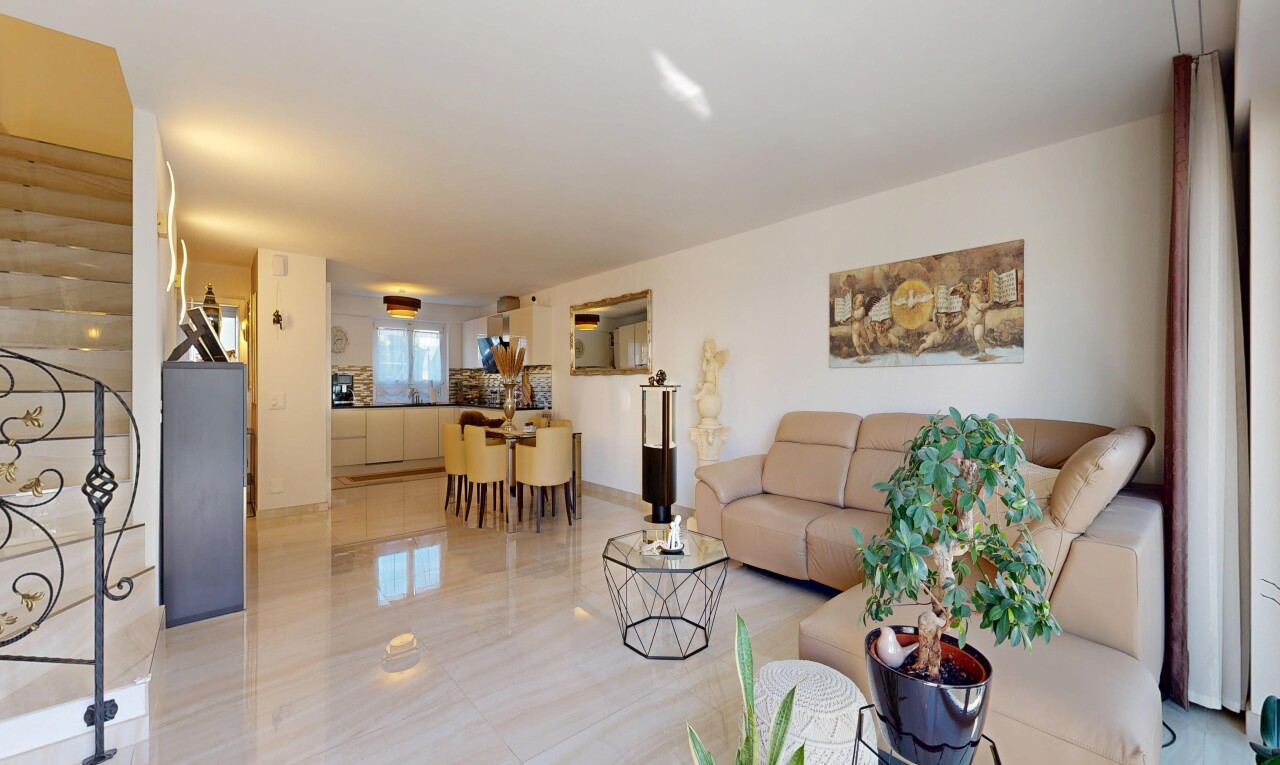 wohn- / esszimmer mit inside property, treppen, drywall, gipskartonwand, und natural light