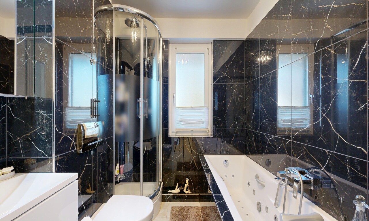 bad mit fliesenwand, tile wall, komplettes badezimmer, dusche, und natürliches licht