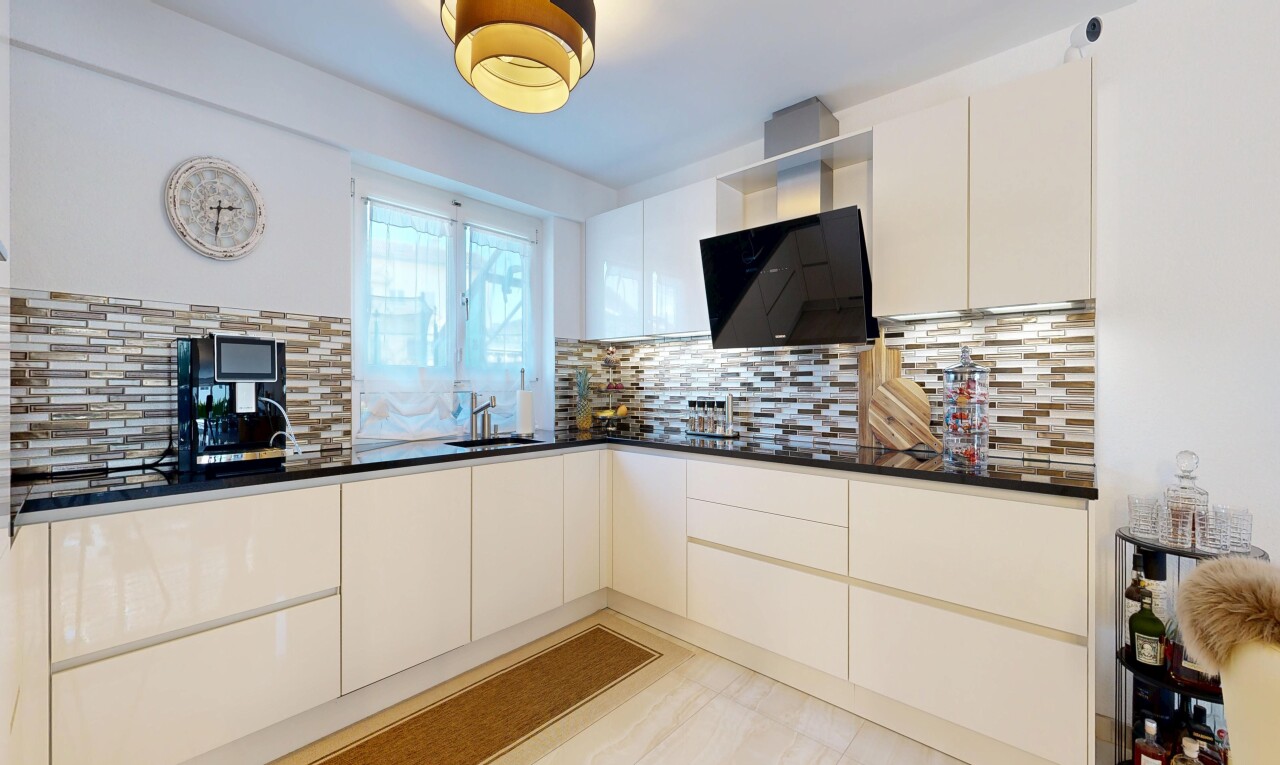 küche mit dark countertops, schränke mit flachen paneelen, flat panel cabinets, weiße schränke, und white cabinets