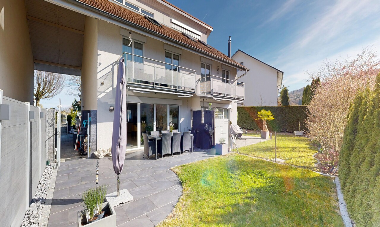 außenansicht mit rasen, balkon, zaun, day time, und stuckverkleidung
