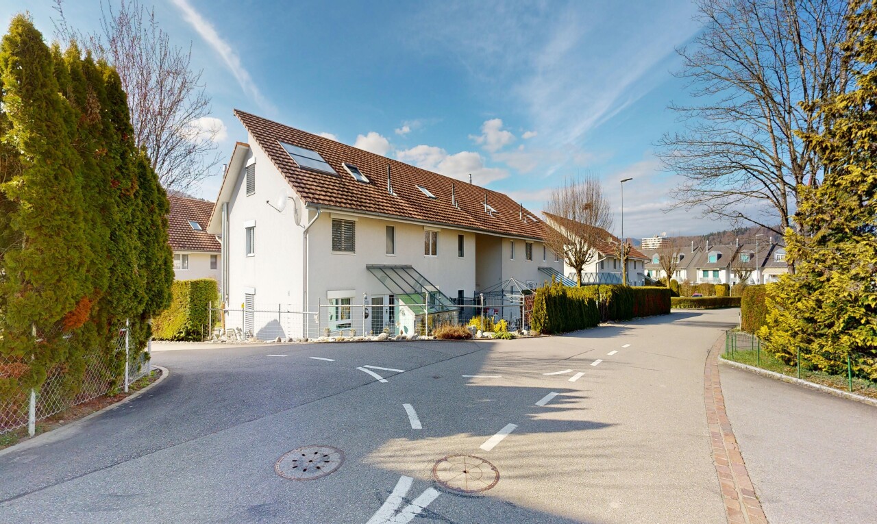 außenansicht mit zaun, day time, wohngebietblick, residential view, und stuckverkleidung