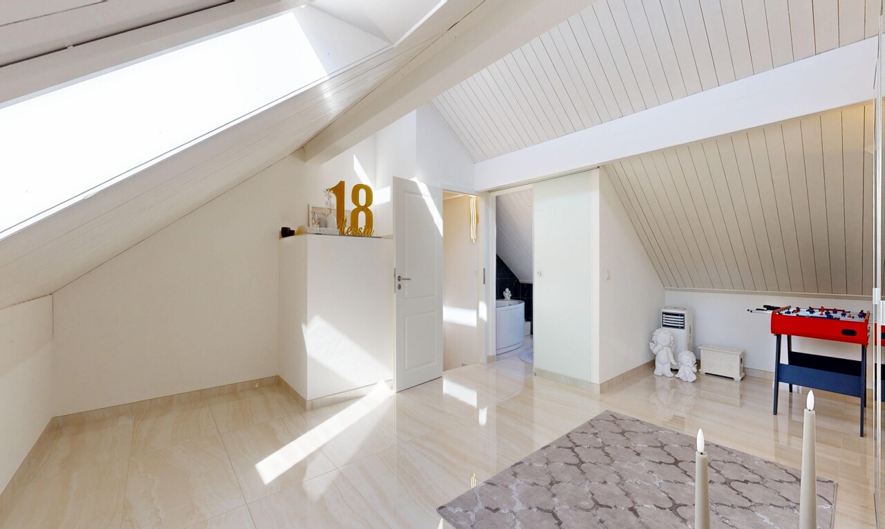 leerer raum mit inside property, zusätzliches zimmer, balkendecke, beamed ceiling, und gipskartonwand