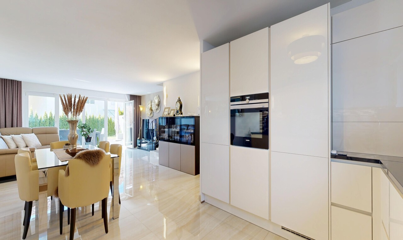 küche mit ofen, flat panel cabinets, schränke mit flachen paneelen, inside property, und natural light