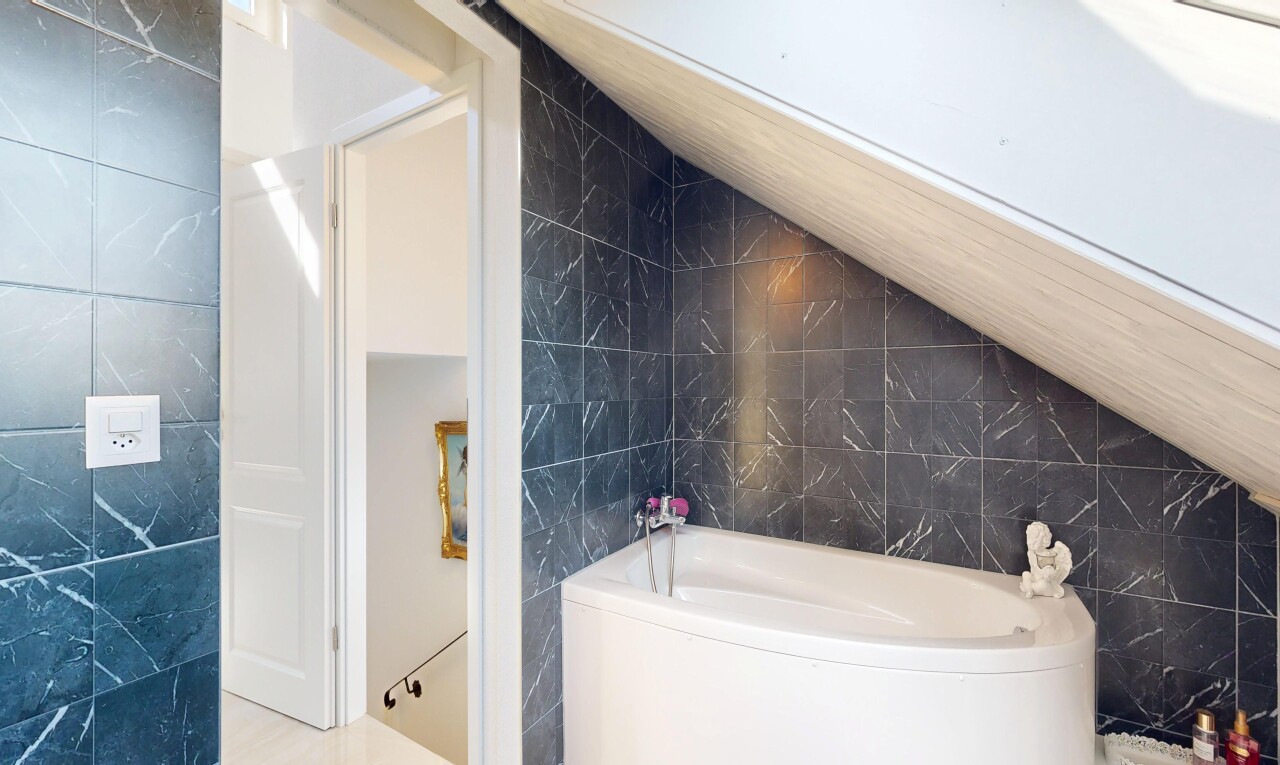 bad mit fliesenwand, tile wall, bad, komplettes badezimmer, und inside property
