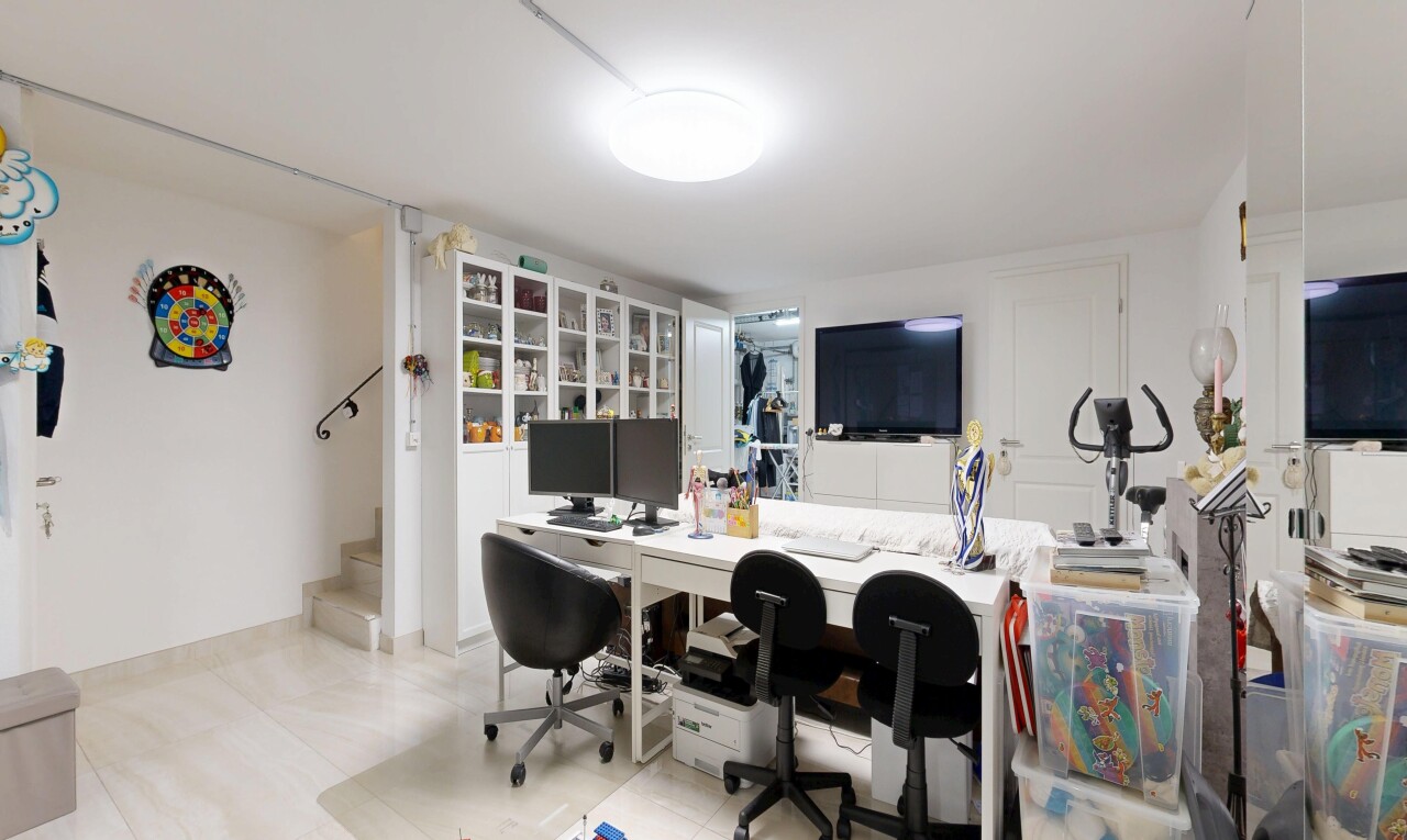 büro mit drywall, gipskartonwand, bürobereich, fernseher, und inside property