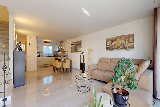 salon / salle à manger avec inside property, escaliers, drywall, cloison sèche, et natural light