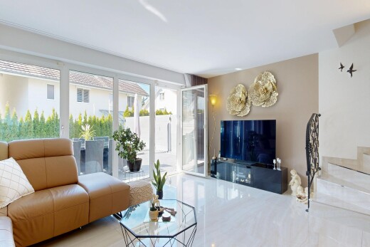 salon avec télévision, inside property, cloison sèche, drywall, et lumière naturelle