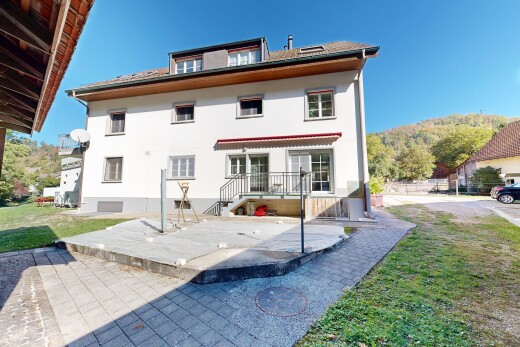 außenansicht mit markise, property visible, day time, rasen, und stuckverkleidung