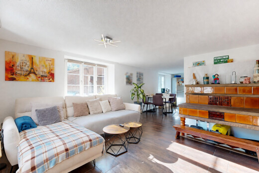 wohn- / esszimmer mit drywall, gipskartonwand, deckenventilator, inside property, und wood finish floor