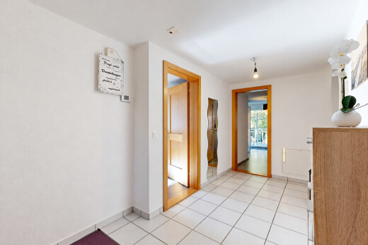 halle / korridor mit light floor, drywall, gipskartonwand, inside property, und tile floor