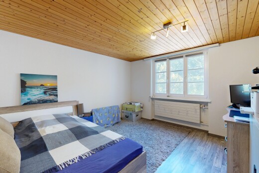 zimmer / schlafzimmer mit holzdecke, wood ceiling, gipskartonwand, drywall, und deckenbeleuchtung