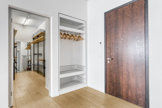 begehbarer kleiderschrank mit holzfußboden und wood finish floor