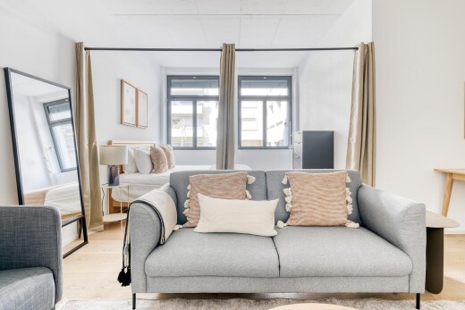 wohnzimmer mit natürliches licht, natural light, inside property, holzfußboden, und wood finish floor