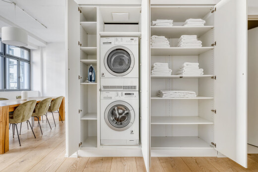 wäschekammer mit inside property, wäscherei, wood finish floor, holzfußboden, und waschturm