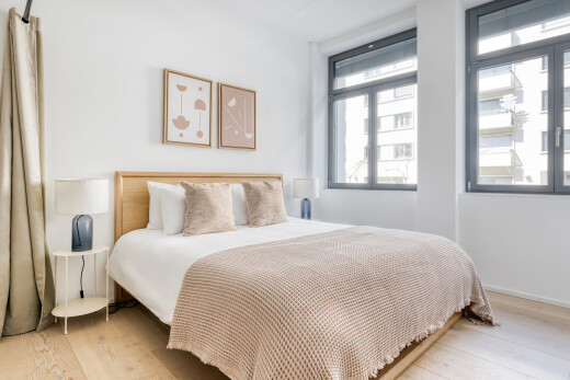 zimmer / schlafzimmer mit natürliches licht, natural light, inside property, gipskartonwand, und drywall