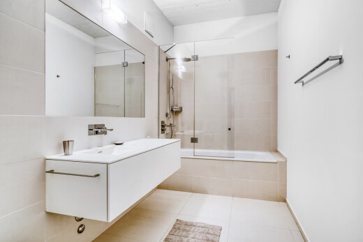 bad mit spiegel, kombiniertes bad / dusche, komplettes badezimmer, inside property, und schminktisch