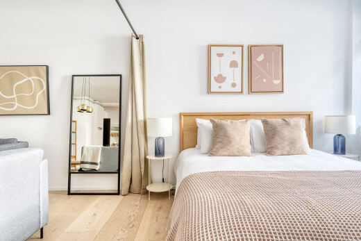 zimmer / schlafzimmer mit holzfußboden, wood finish floor, gipskartonwand, drywall, und inside property