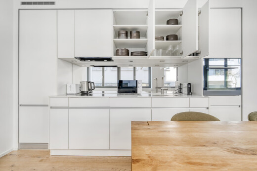 küche mit weiße schränke, schränke mit flachen paneelen, ofen, offene regale, und wood finish floor