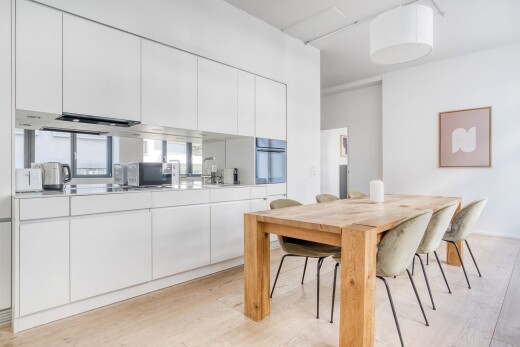 esszimmer mit gipskartonwand, drywall, holzfußboden, wood finish floor, und inside property