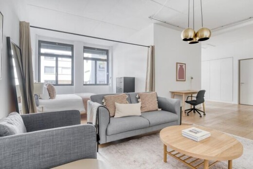 wohnzimmer mit natural light, natürliches licht, inside property, drywall, und gipskartonwand