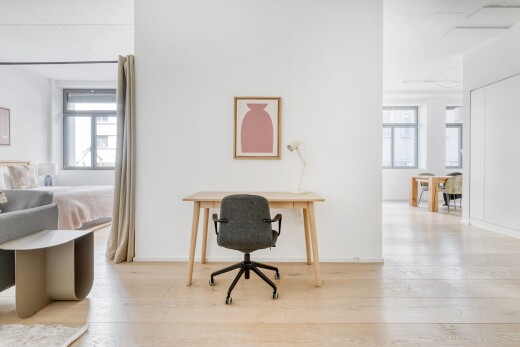 büro mit inside property, holzfußboden, wood finish floor, gipskartonwand, und drywall