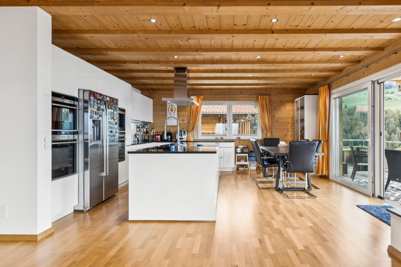 cuisine avec full kitchen, plans de travail, dark countertops, réfrigérateur, et wood ceiling