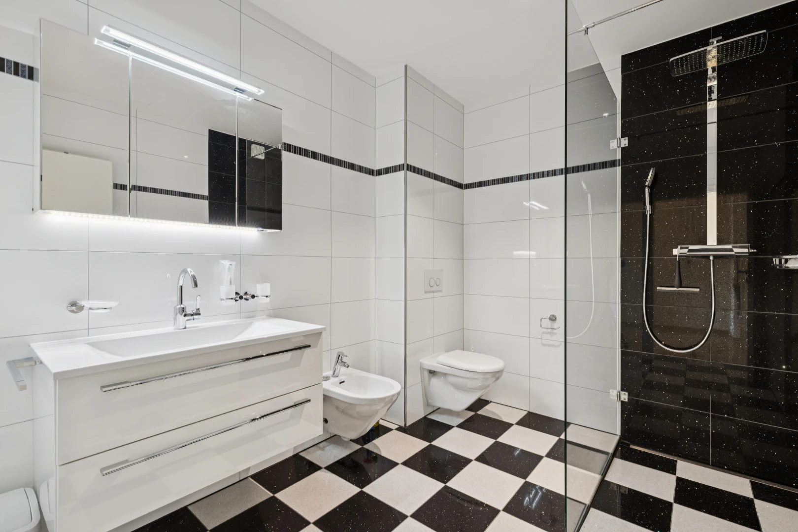 salle de bains avec salle de bain complète, douche, lavabo (ou coiffeuse selon le contexte), bidet, et tile wall