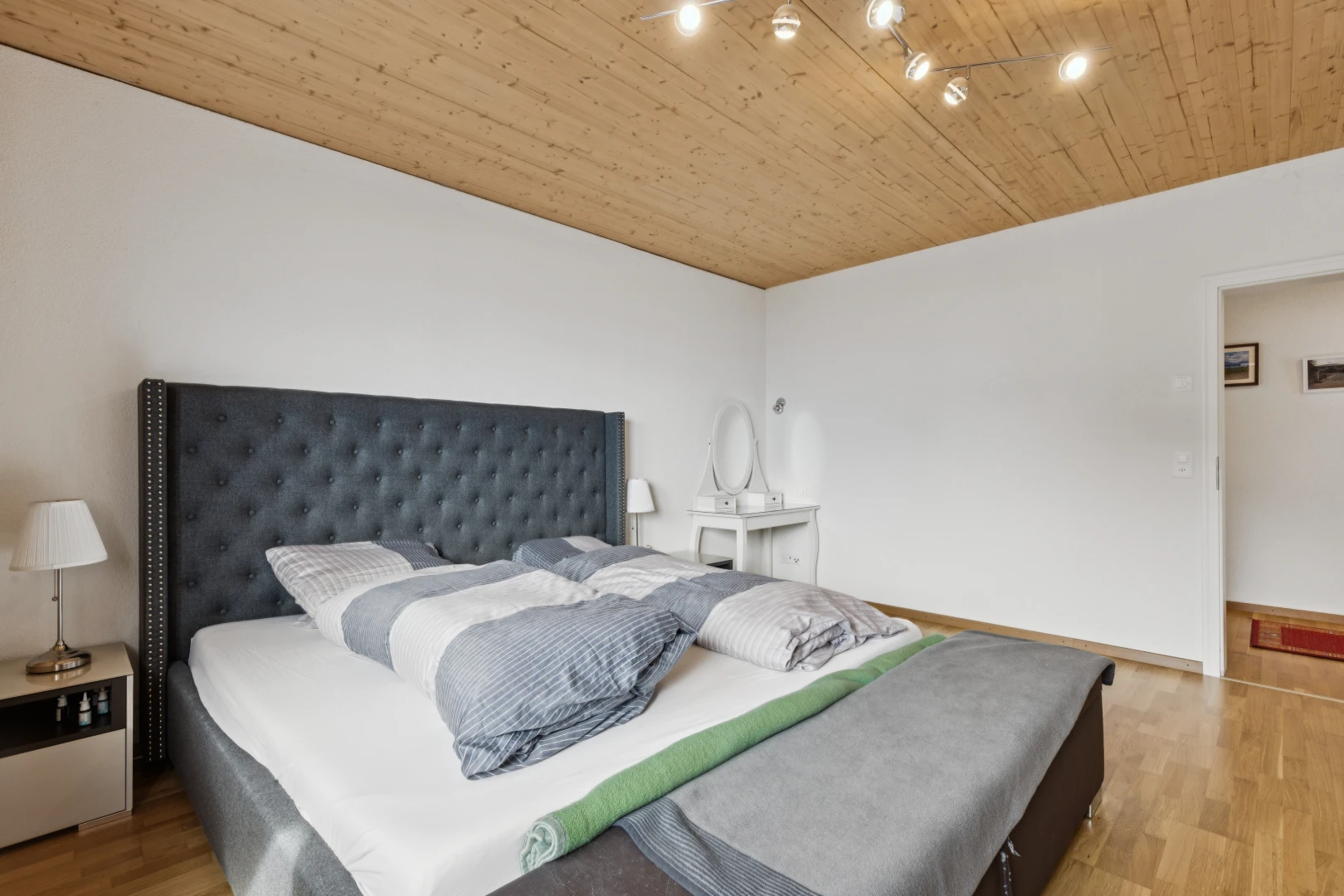 chambre avec plafond en bois, wood ceiling, high end ceiling, cloison sèche, et drywall