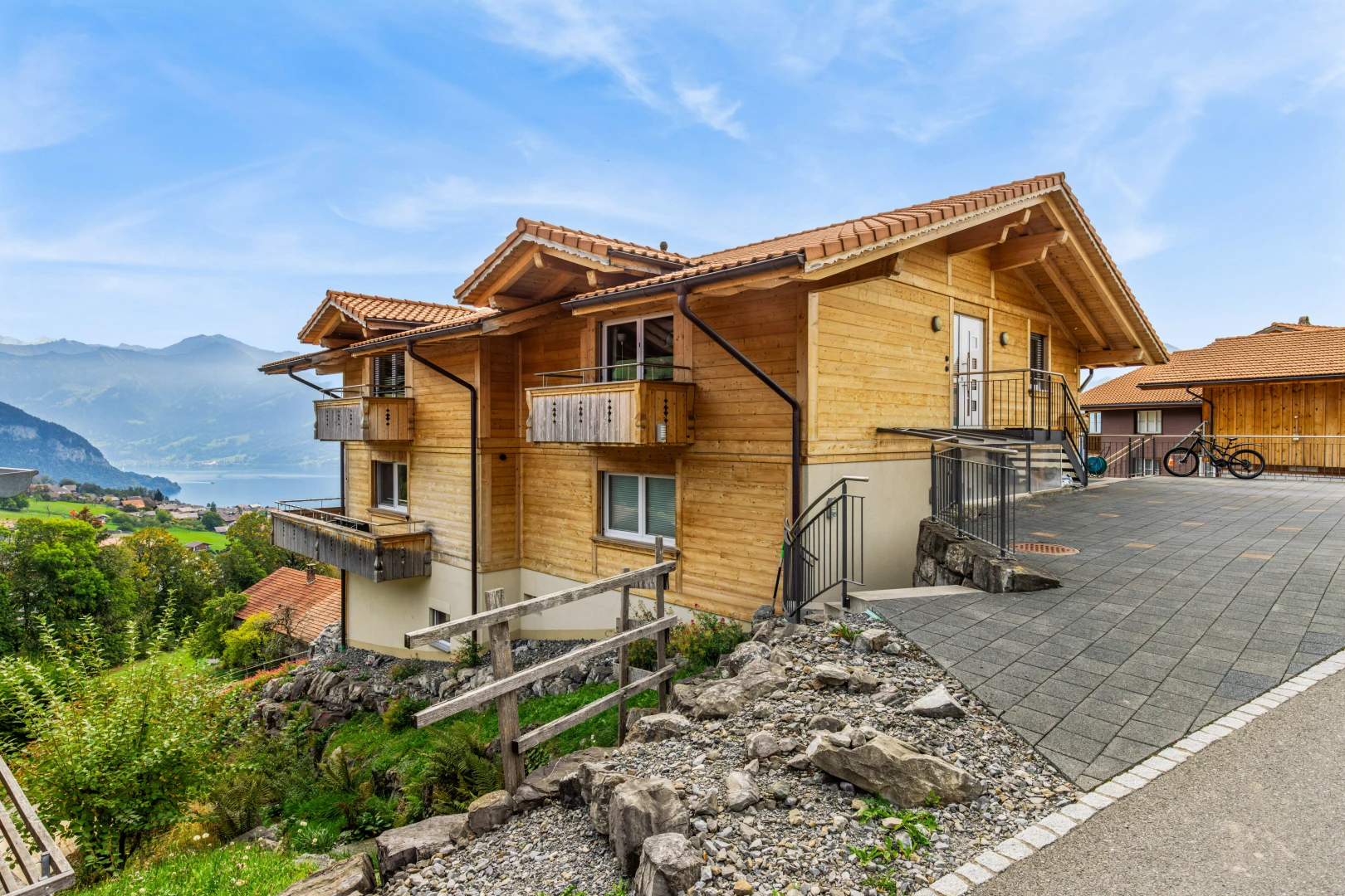 façade avec bardage en bois, bardage horizontal, perron, day time, et toit en tuiles