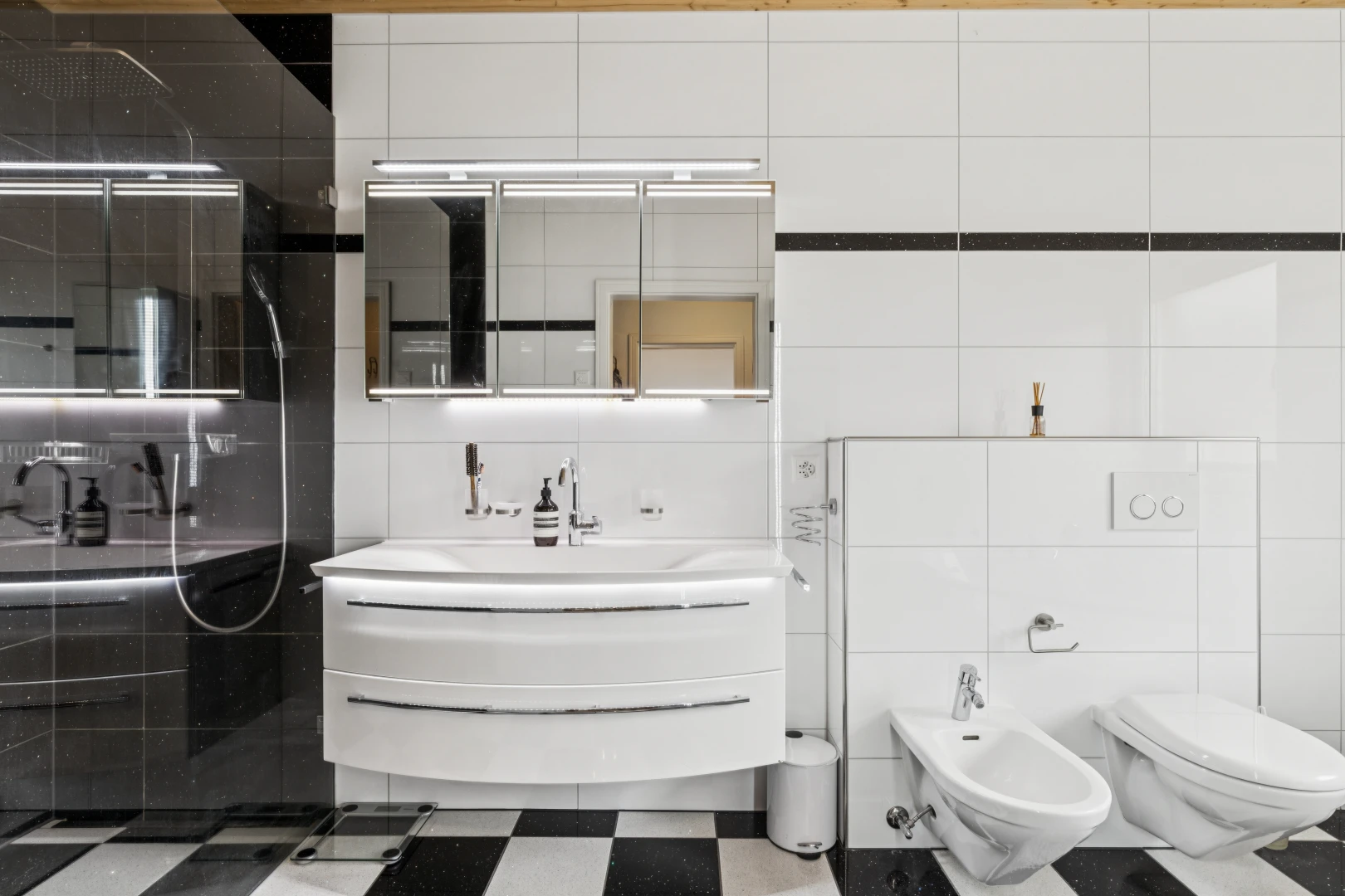salle de bains avec bidet, lavabo (ou coiffeuse selon le contexte), salle de bain complète, mur en carrelage, et tile wall