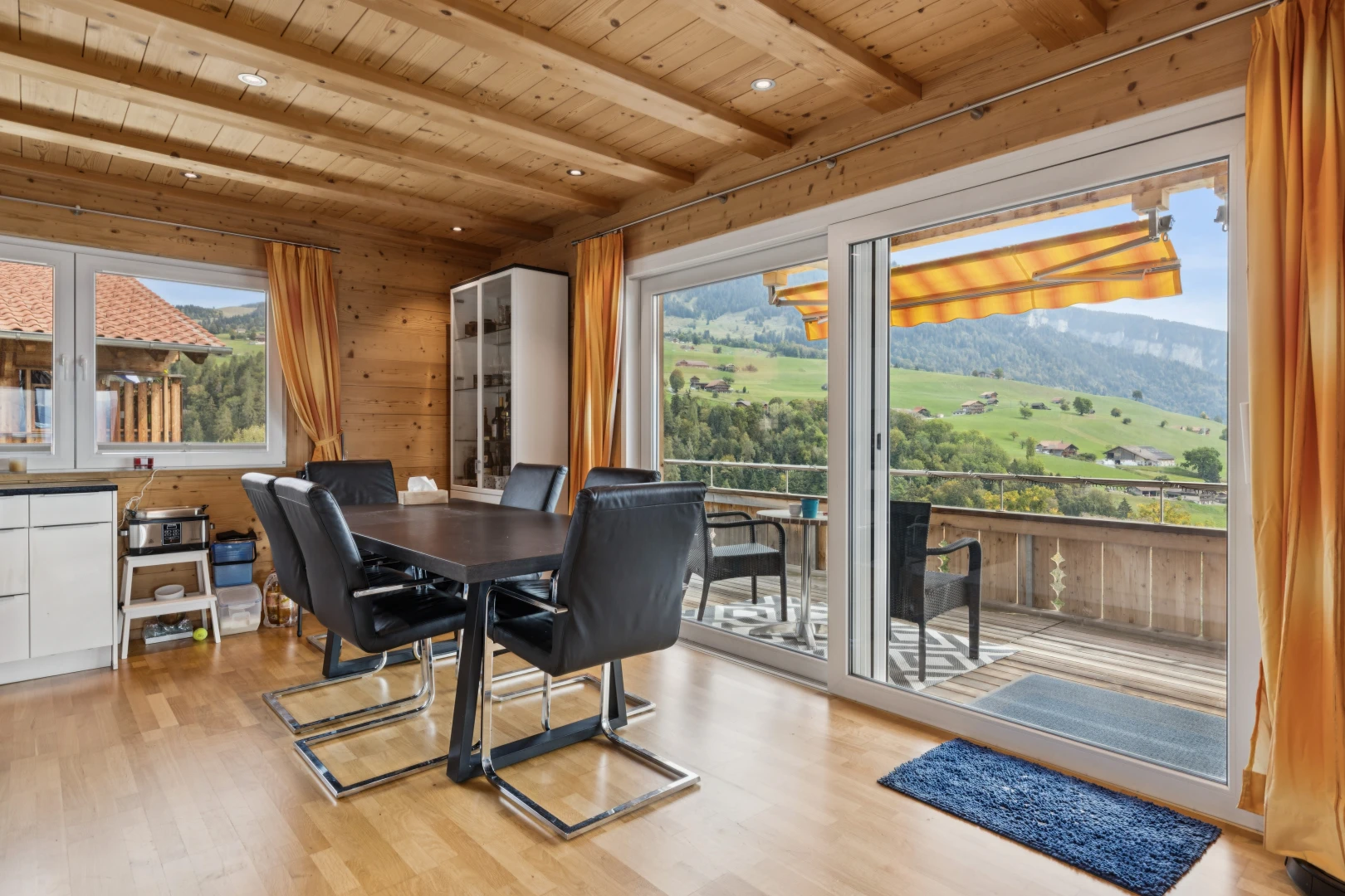 salle à manger avec plafond à poutres, beamed ceiling, accès à l'extérieur, plafond en bois, et wood ceiling