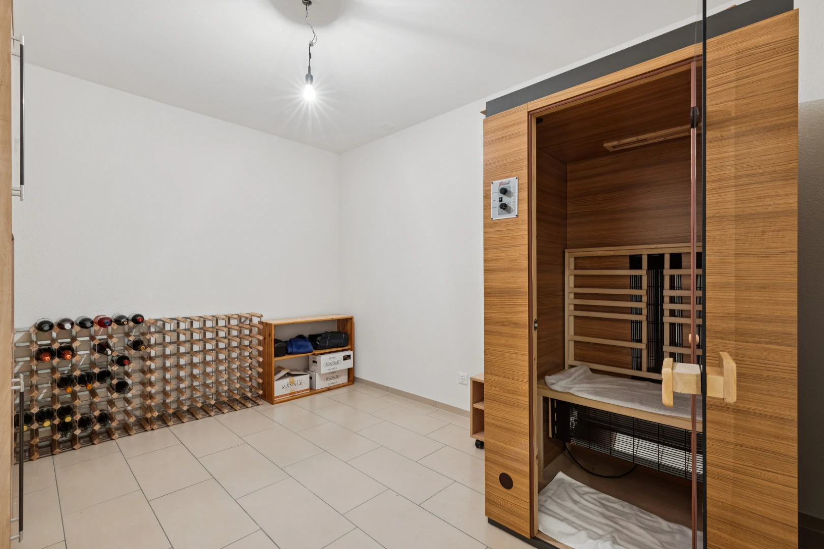 chambre avec drywall, cloison sèche, inside property, sauna, et light floor