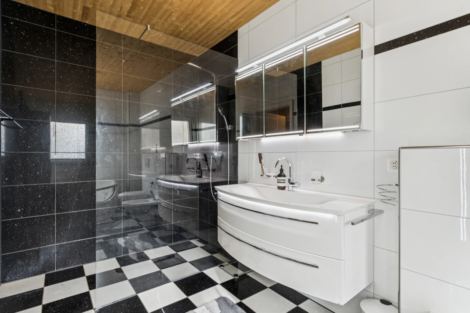 salle de bains avec douche, salle de bain complète, miroir, mur en carrelage, et tile wall