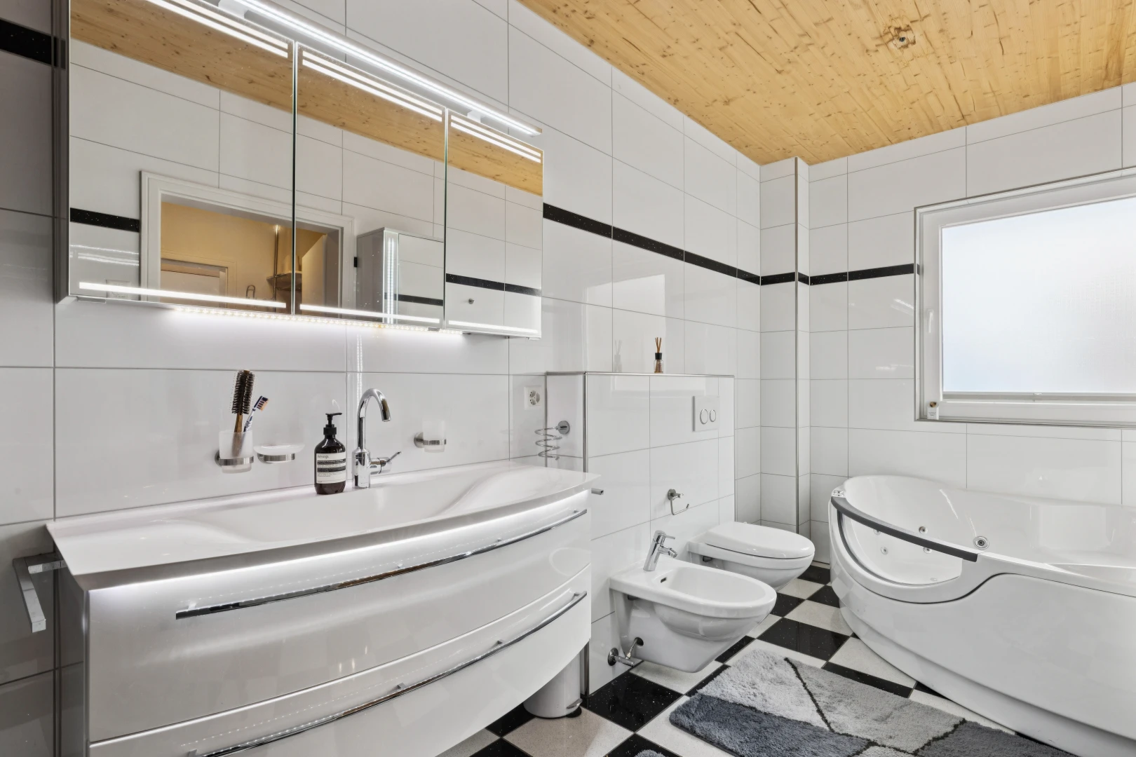 salle de bains avec bain, bidet, wood ceiling, plafond en bois, et salle de bain complète