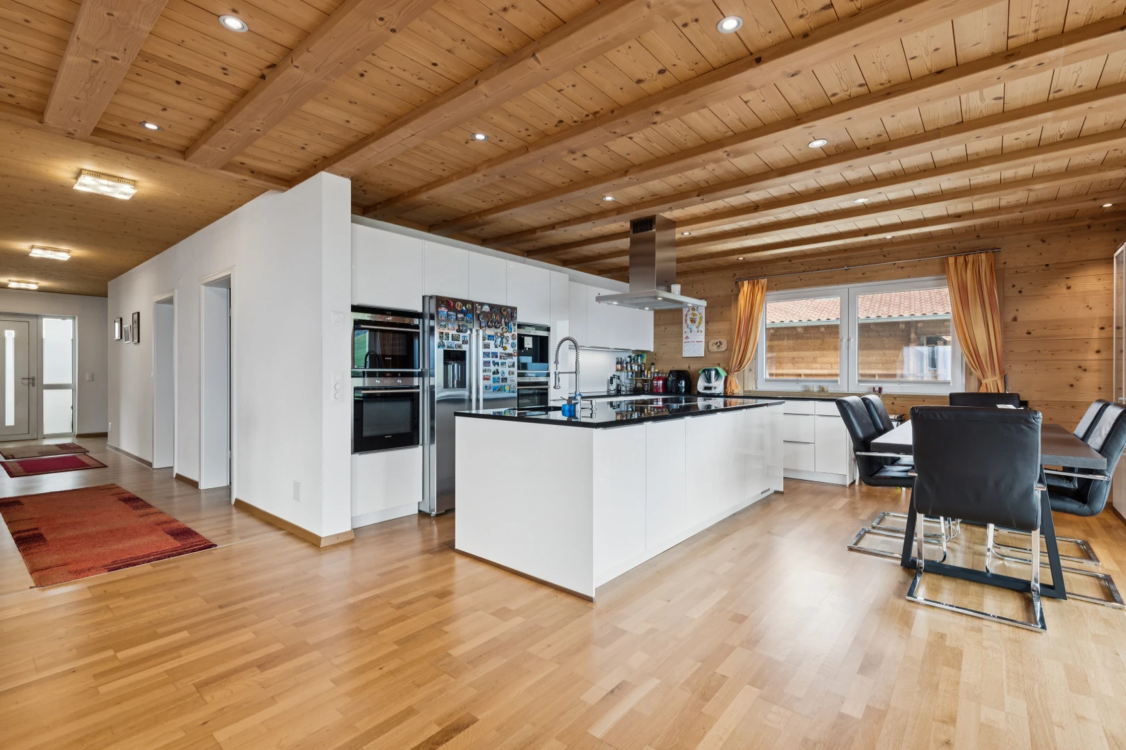 cuisine avec éclairage encastré, réfrigérateur, plans de travail, dark countertops, et full kitchen