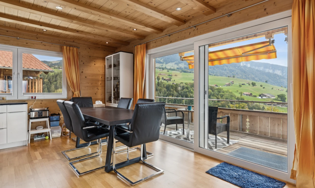 salle à manger avec plafond à poutres, beamed ceiling, accès à l'extérieur, plafond en bois, et wood ceiling