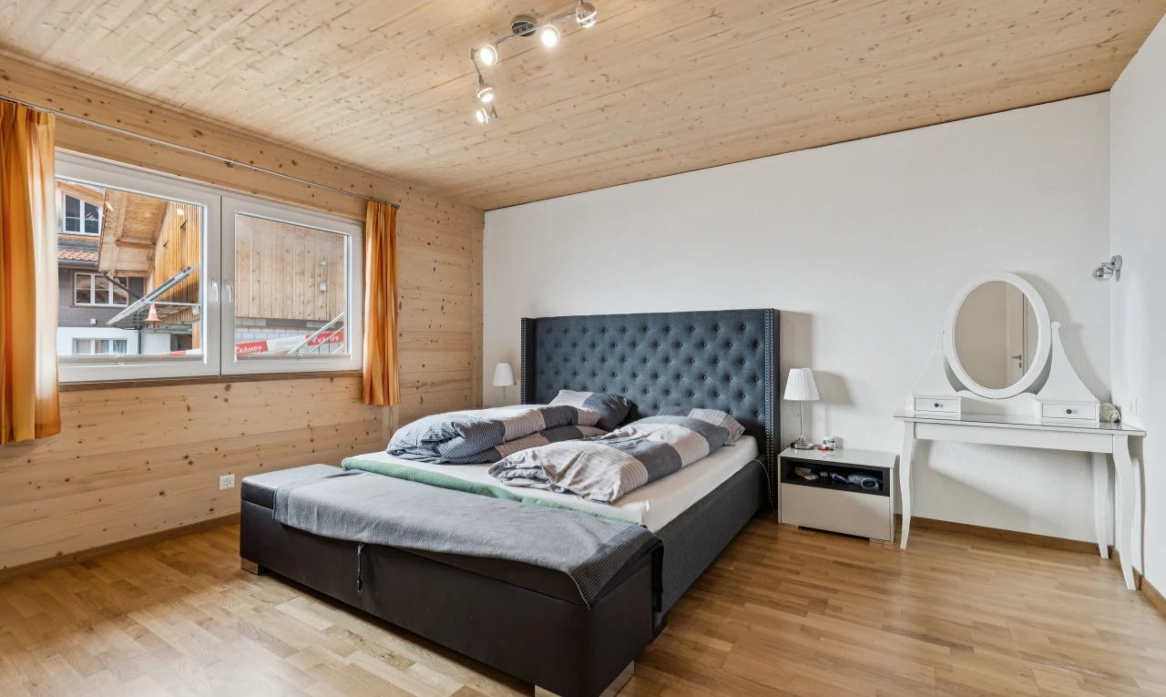 chambre avec wood ceiling, plafond en bois, drywall, cloison sèche, et wood wall