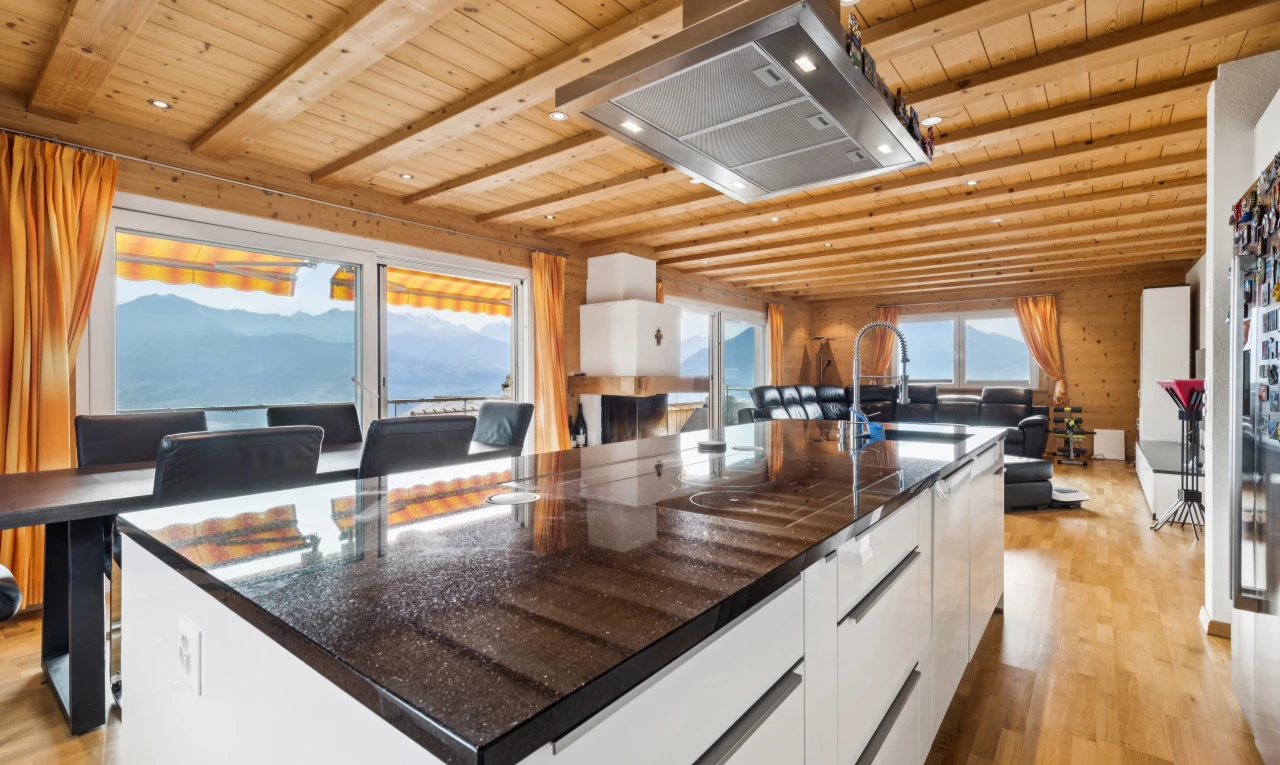 cuisine avec dark countertops, hotte, îlot de cuisine, kitchen island, et light floor