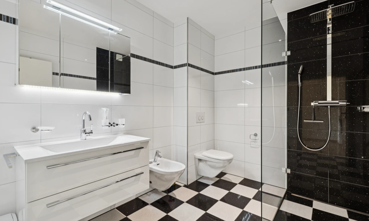 salle de bains avec salle de bain complète, douche, lavabo (ou coiffeuse selon le contexte), bidet, et tile wall