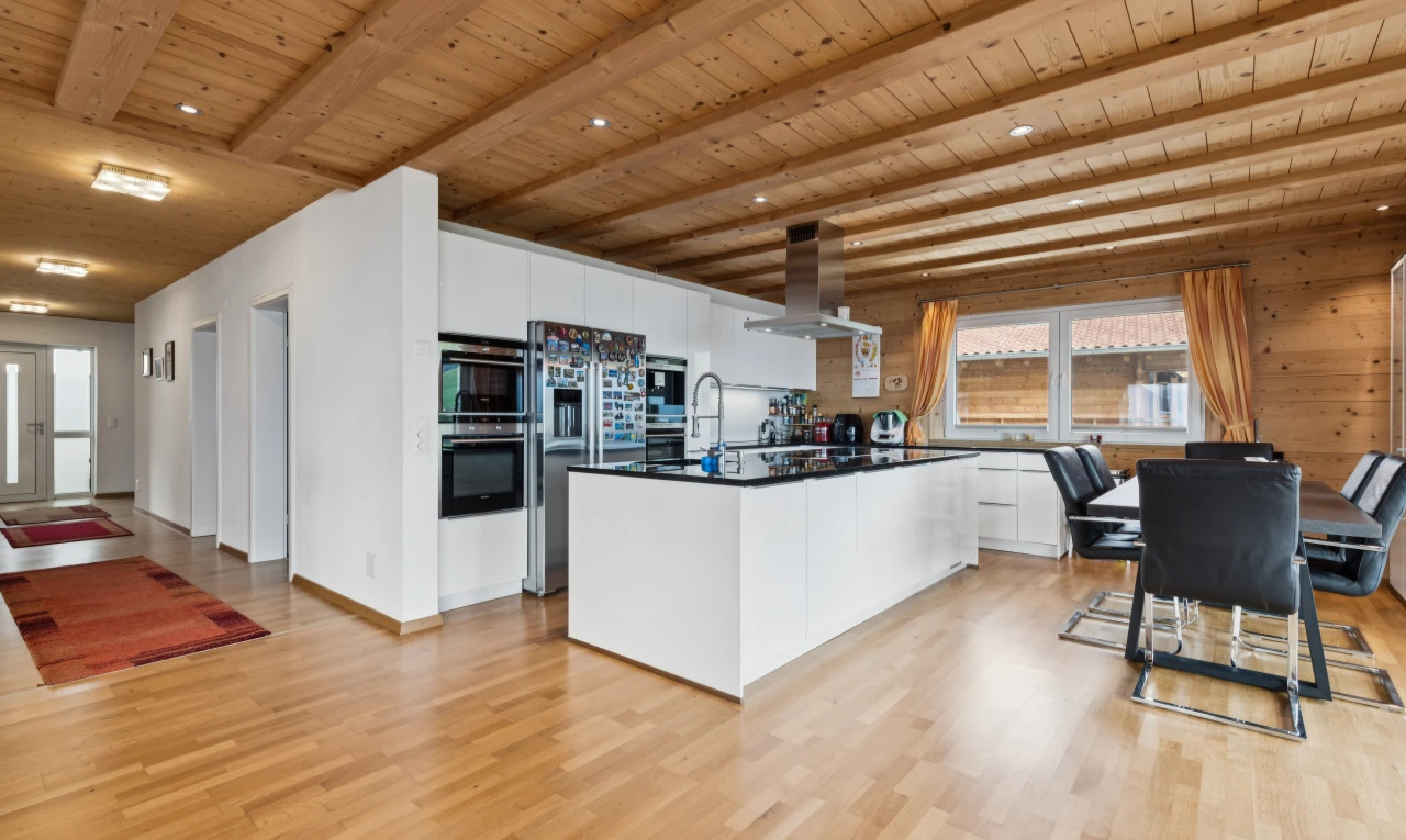 cuisine avec éclairage encastré, réfrigérateur, plans de travail, dark countertops, et full kitchen