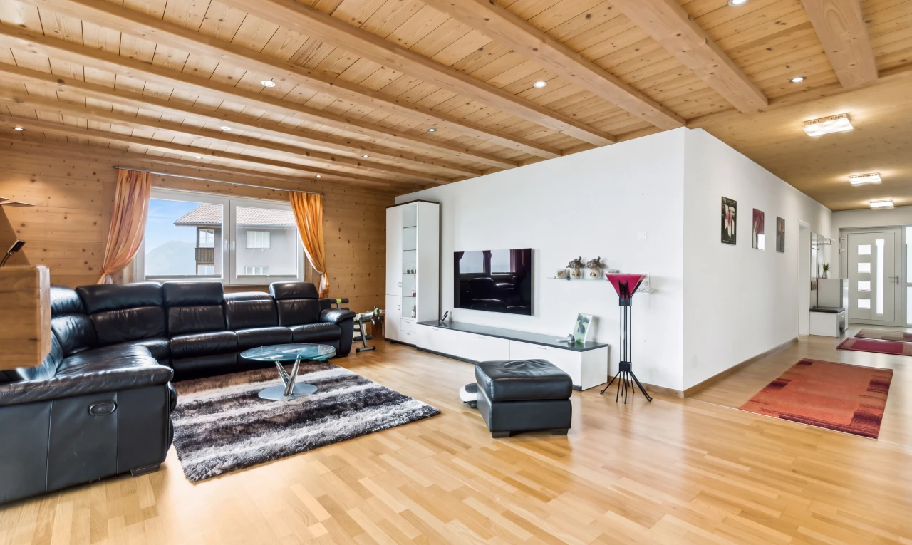 salon avec éclairage encastré, plafond à poutres, beamed ceiling, accès à l'extérieur, et sol en finition bois